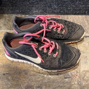 Nike Women's Black and Pink Athletic Shoes